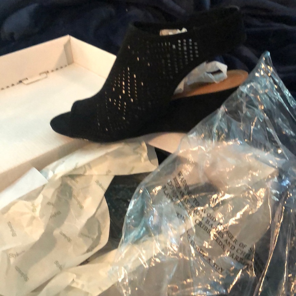 Man made sandal nice with jeans